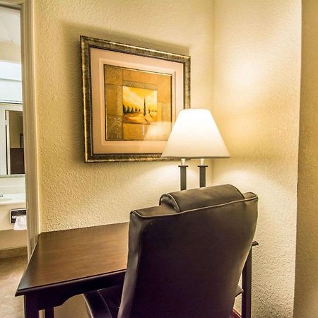 סיינט פיטרסברג Quality Inn & Suites At Tropicana Field מראה חיצוני תמונה