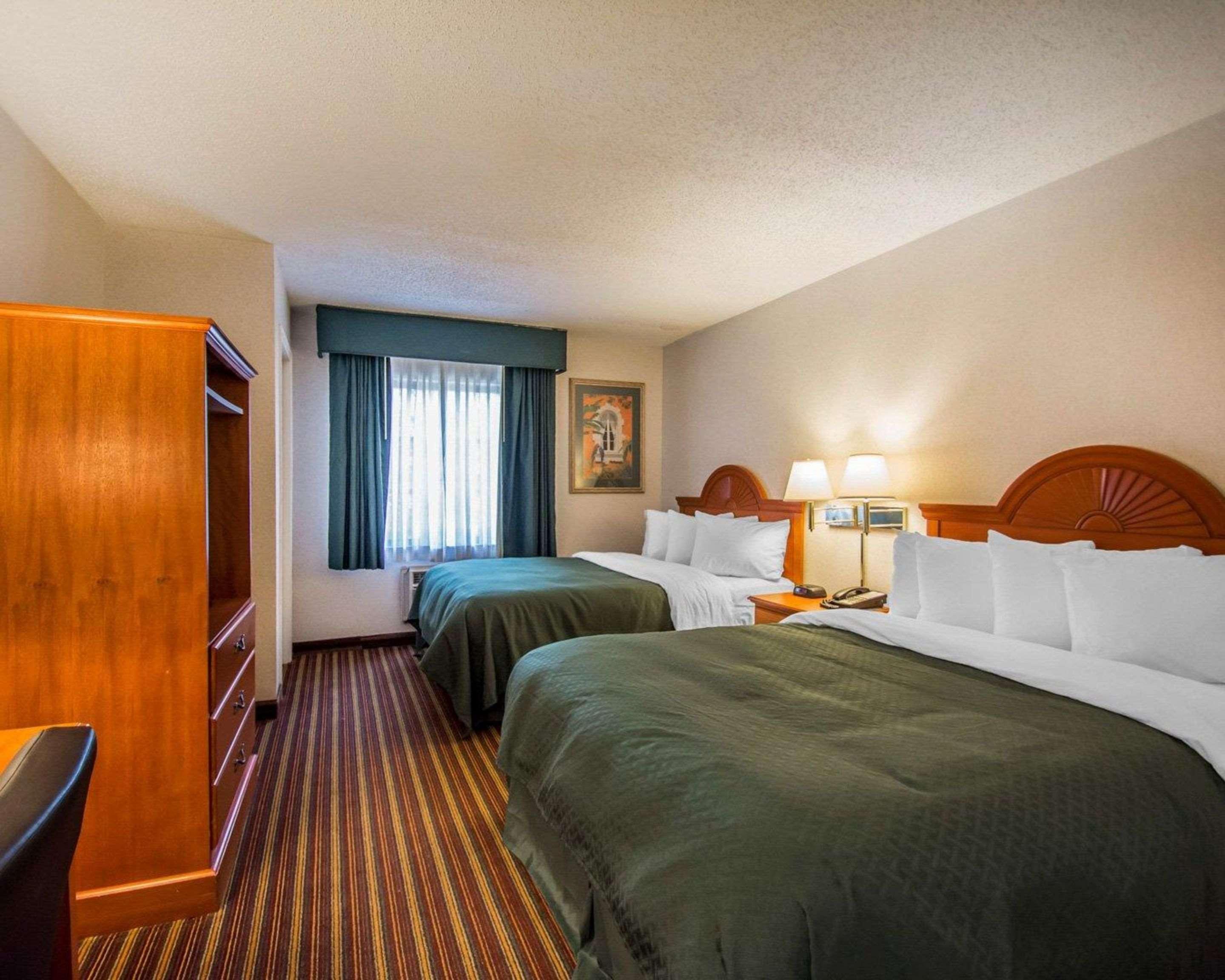 סיינט פיטרסברג Quality Inn & Suites At Tropicana Field מראה חיצוני תמונה