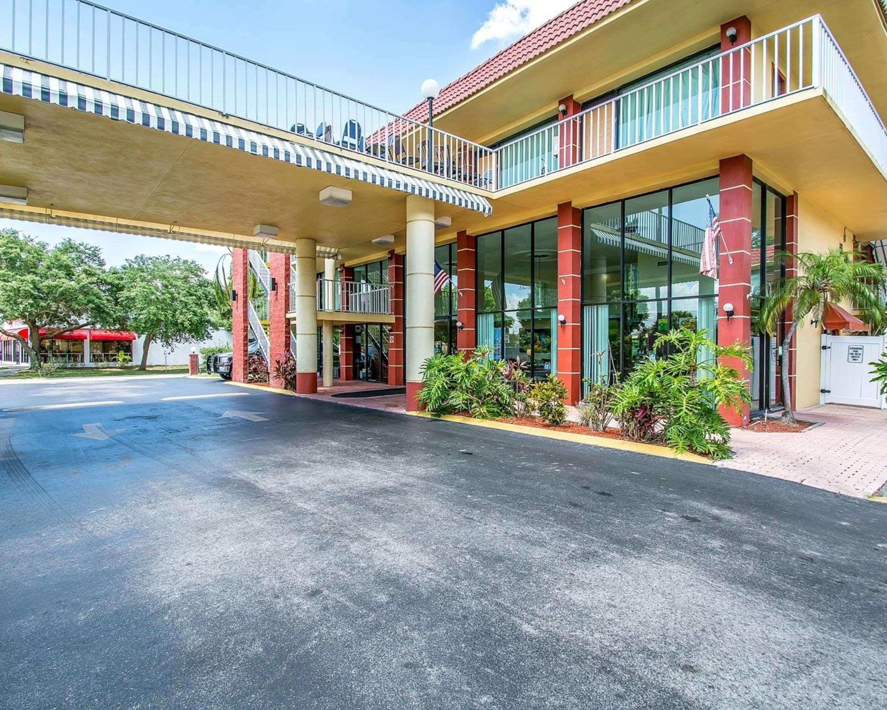 סיינט פיטרסברג Quality Inn & Suites At Tropicana Field מראה חיצוני תמונה