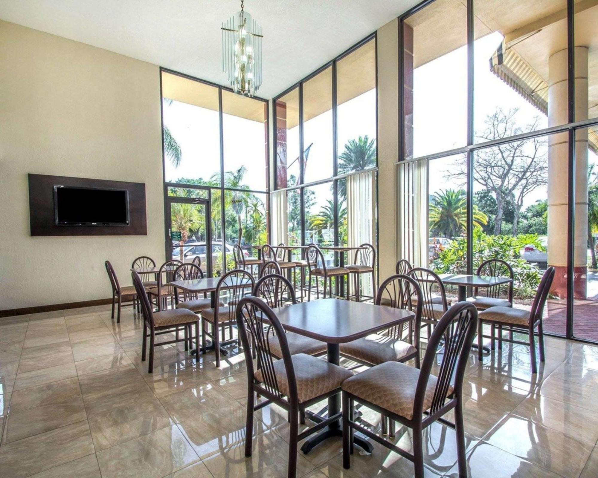 סיינט פיטרסברג Quality Inn & Suites At Tropicana Field מראה חיצוני תמונה
