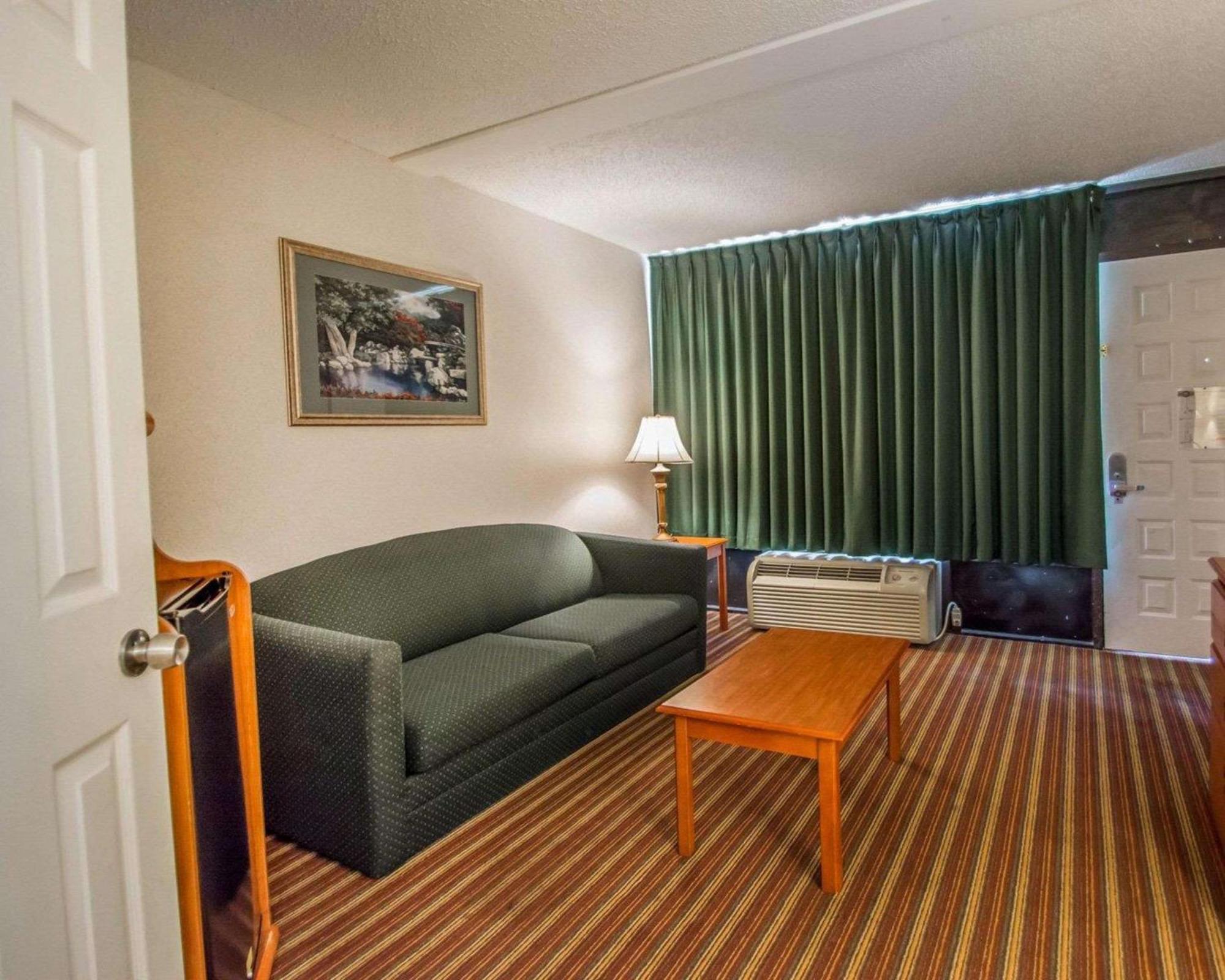 סיינט פיטרסברג Quality Inn & Suites At Tropicana Field מראה חיצוני תמונה