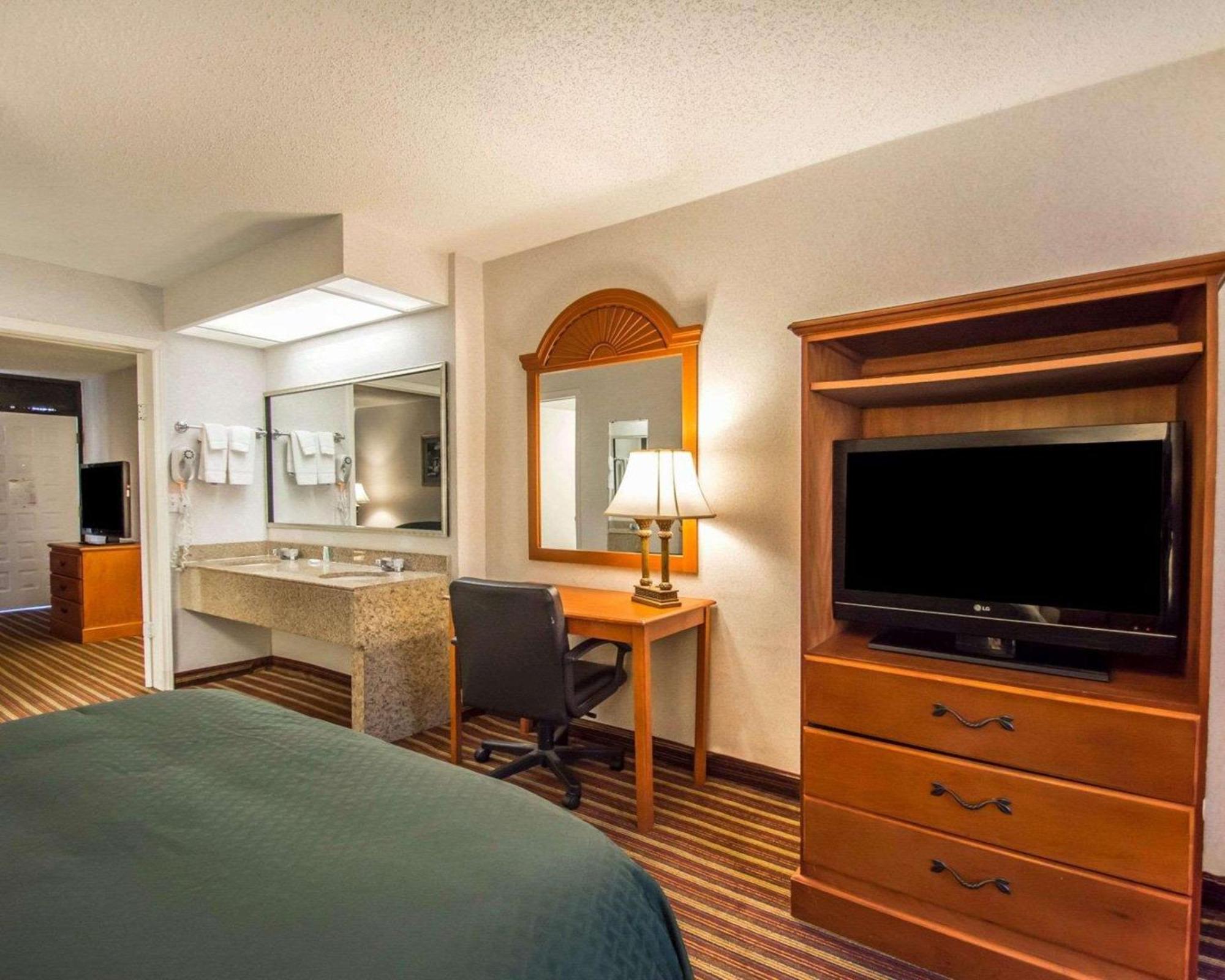סיינט פיטרסברג Quality Inn & Suites At Tropicana Field מראה חיצוני תמונה