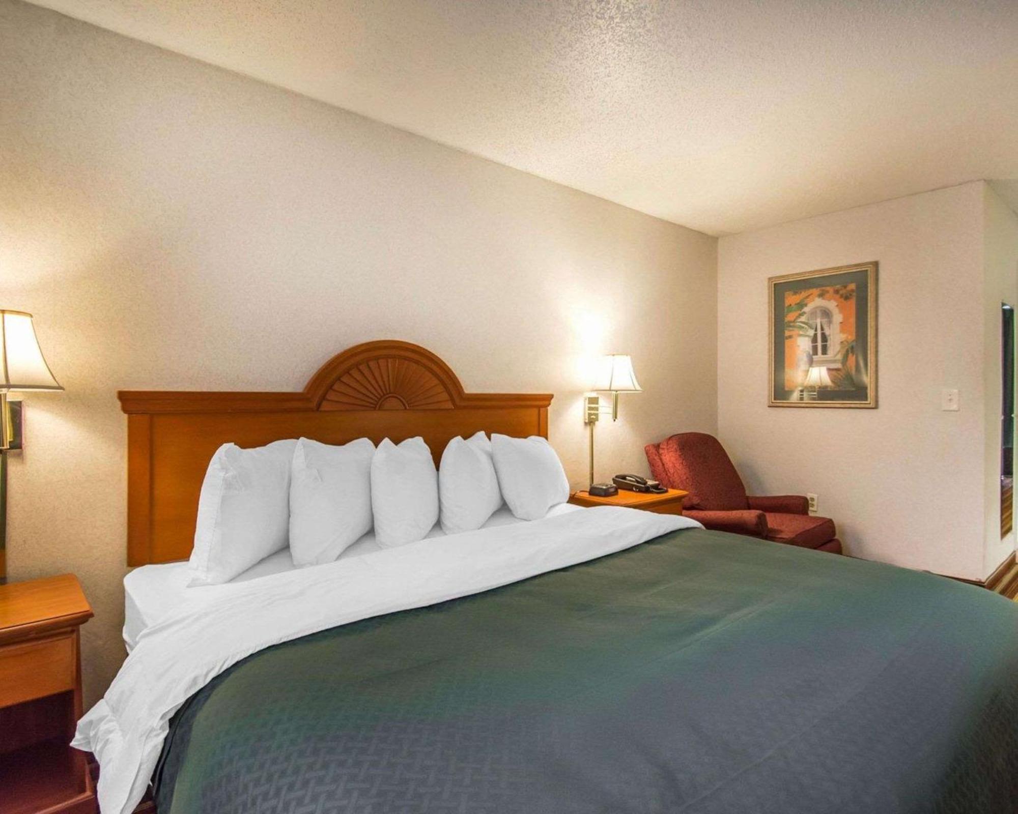 סיינט פיטרסברג Quality Inn & Suites At Tropicana Field מראה חיצוני תמונה