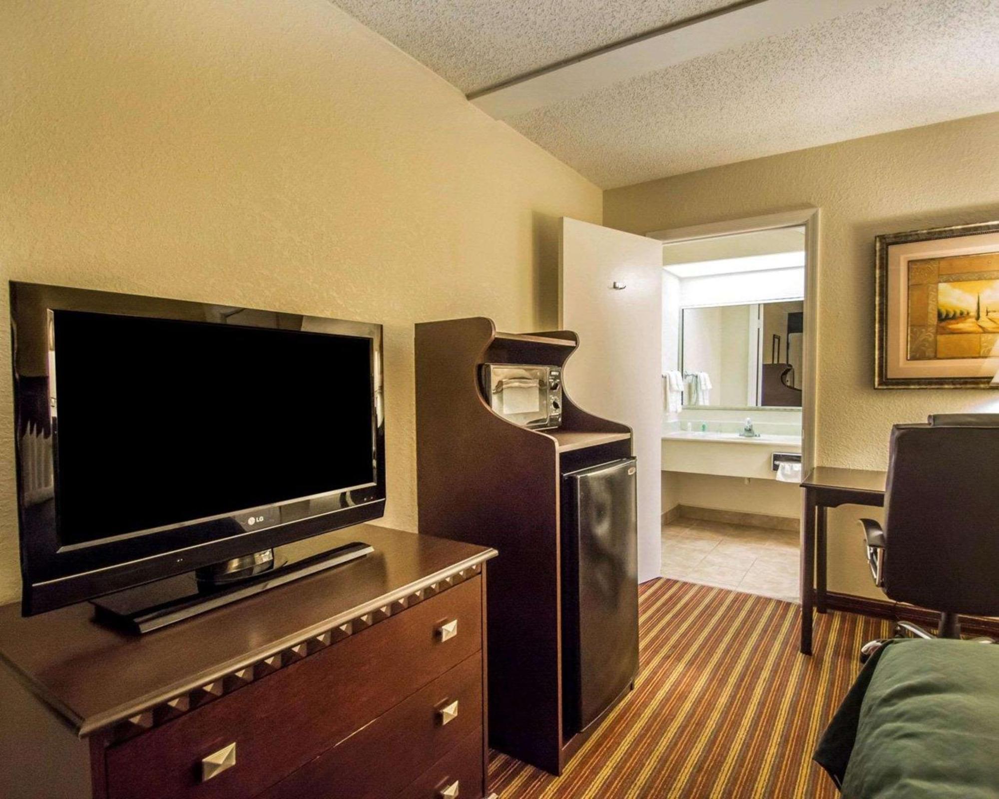 סיינט פיטרסברג Quality Inn & Suites At Tropicana Field מראה חיצוני תמונה