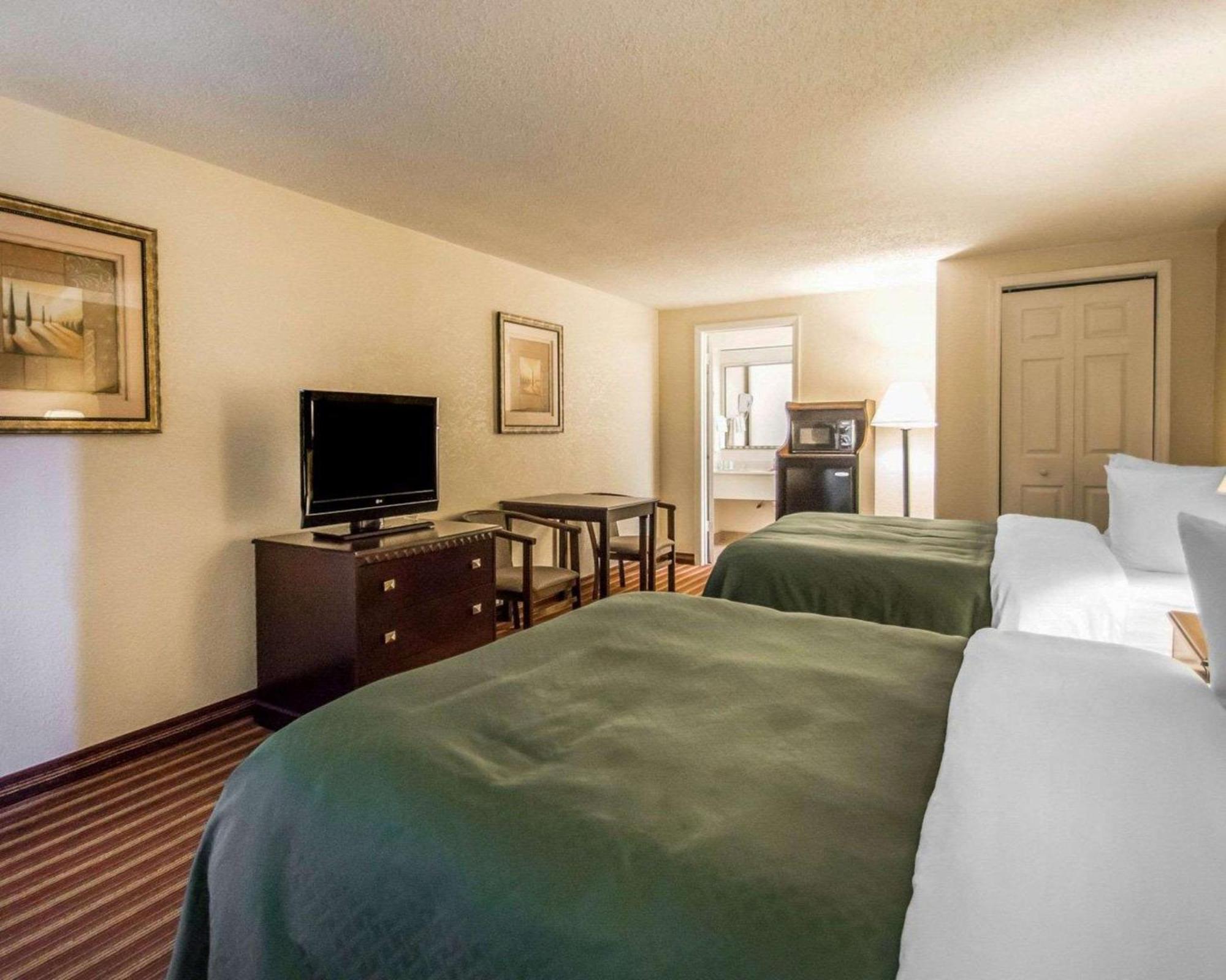 סיינט פיטרסברג Quality Inn & Suites At Tropicana Field מראה חיצוני תמונה
