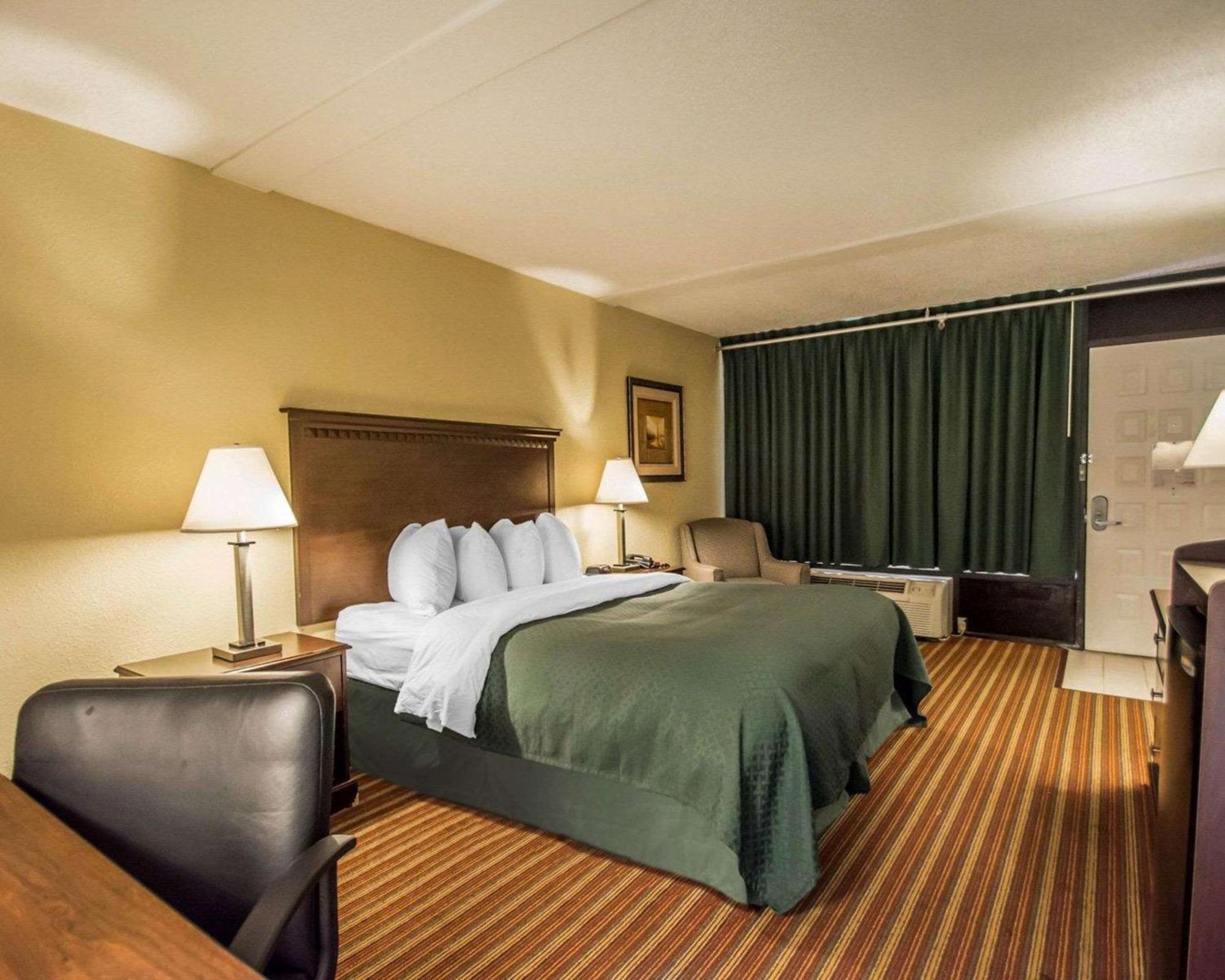 סיינט פיטרסברג Quality Inn & Suites At Tropicana Field מראה חיצוני תמונה