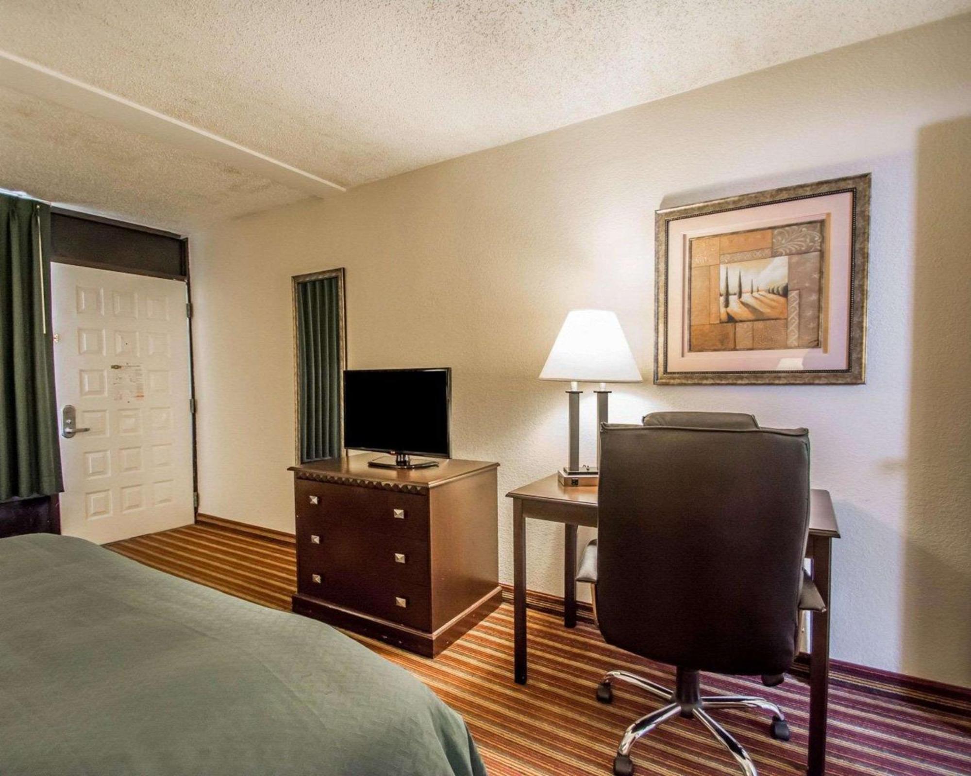 סיינט פיטרסברג Quality Inn & Suites At Tropicana Field מראה חיצוני תמונה