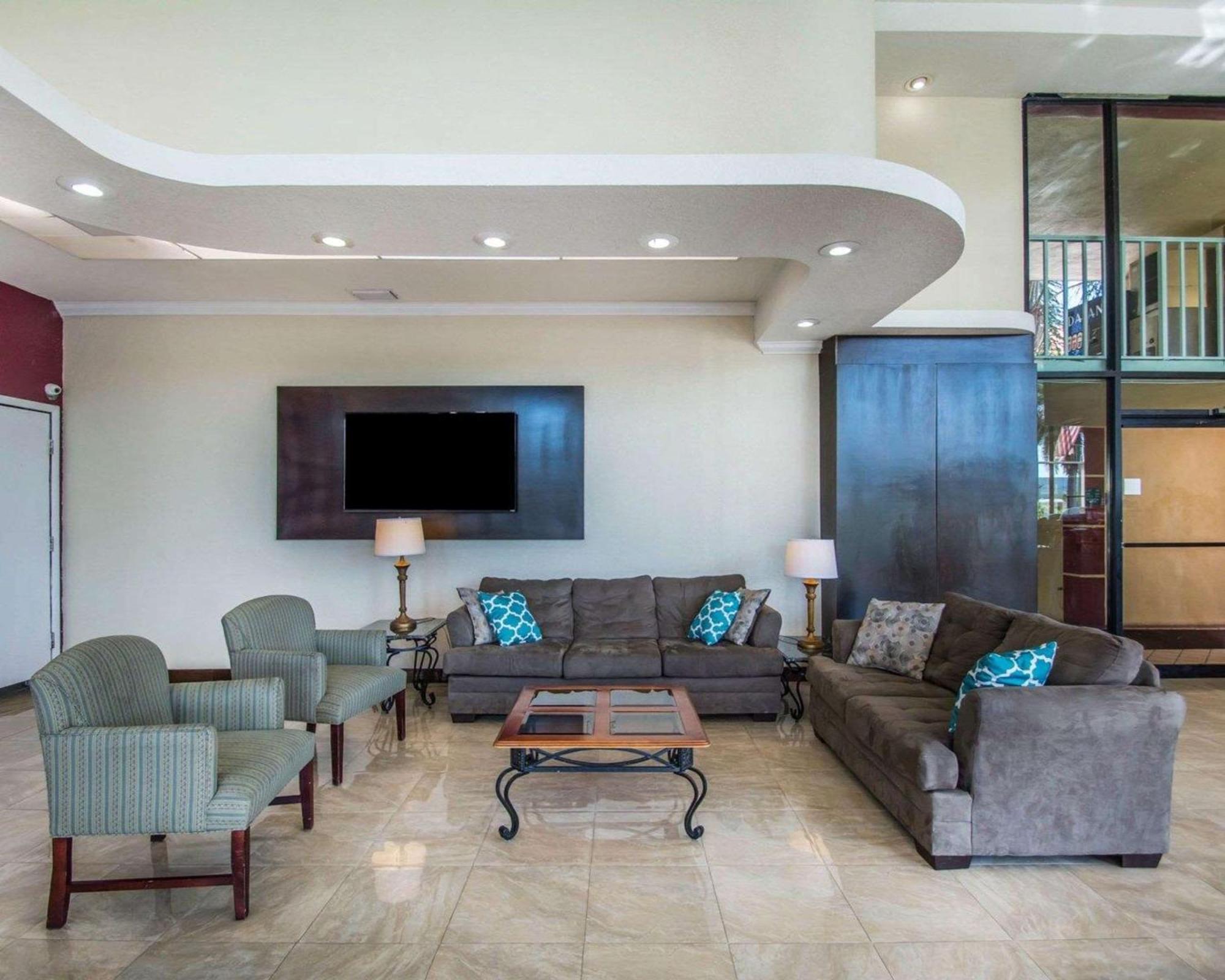 סיינט פיטרסברג Quality Inn & Suites At Tropicana Field מראה חיצוני תמונה