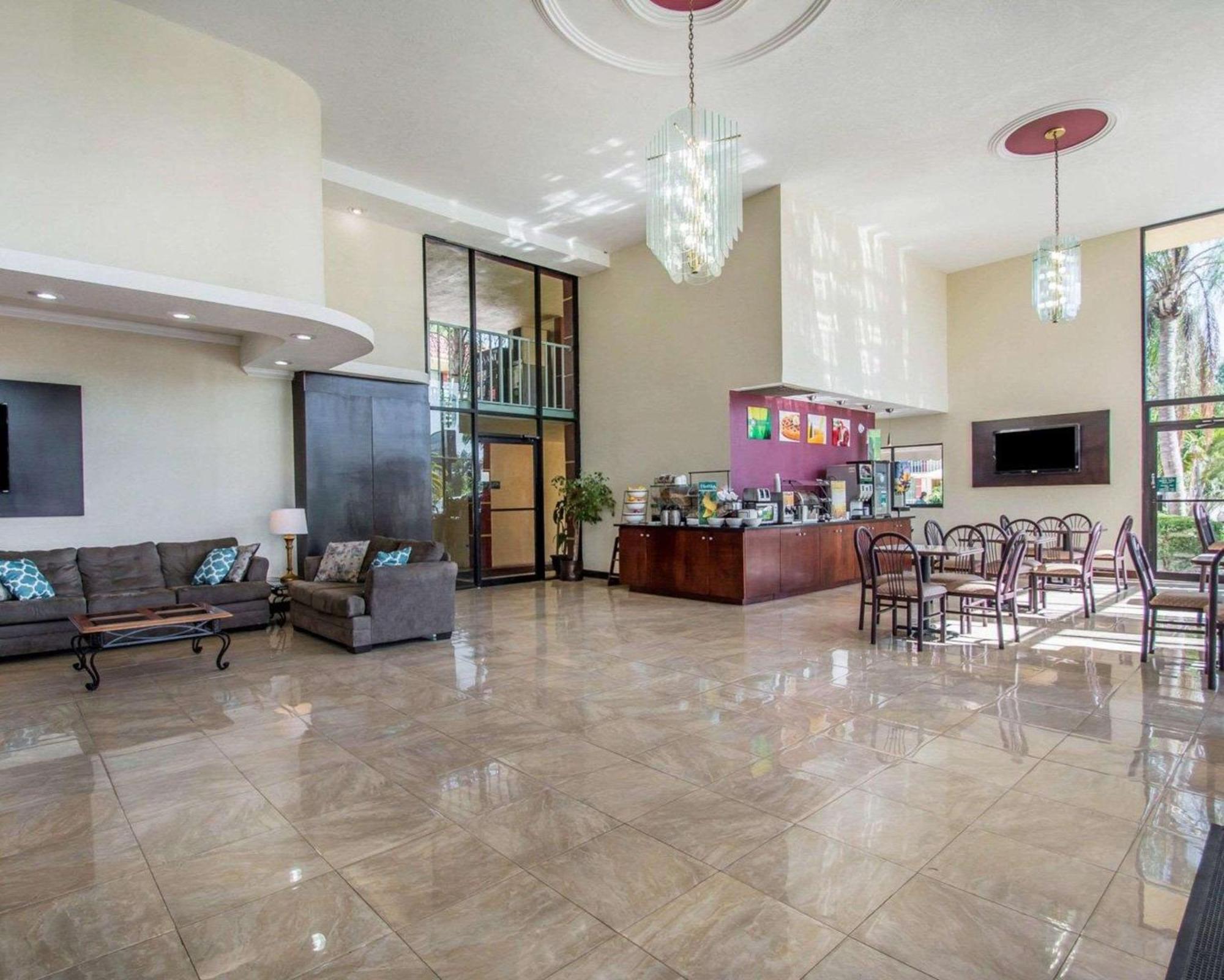 סיינט פיטרסברג Quality Inn & Suites At Tropicana Field מראה חיצוני תמונה