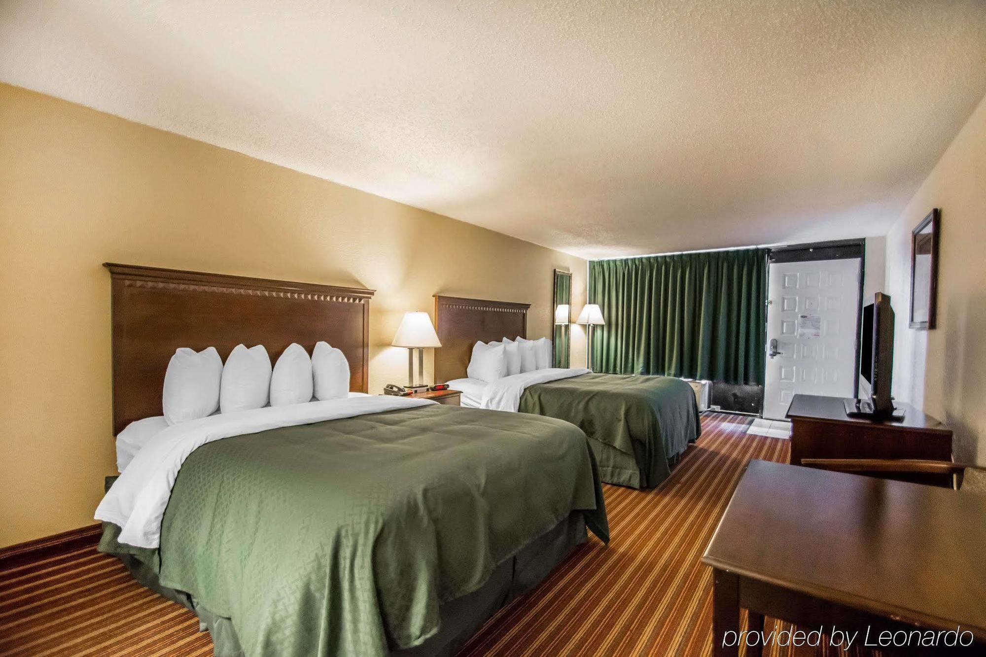 סיינט פיטרסברג Quality Inn & Suites At Tropicana Field מראה חיצוני תמונה