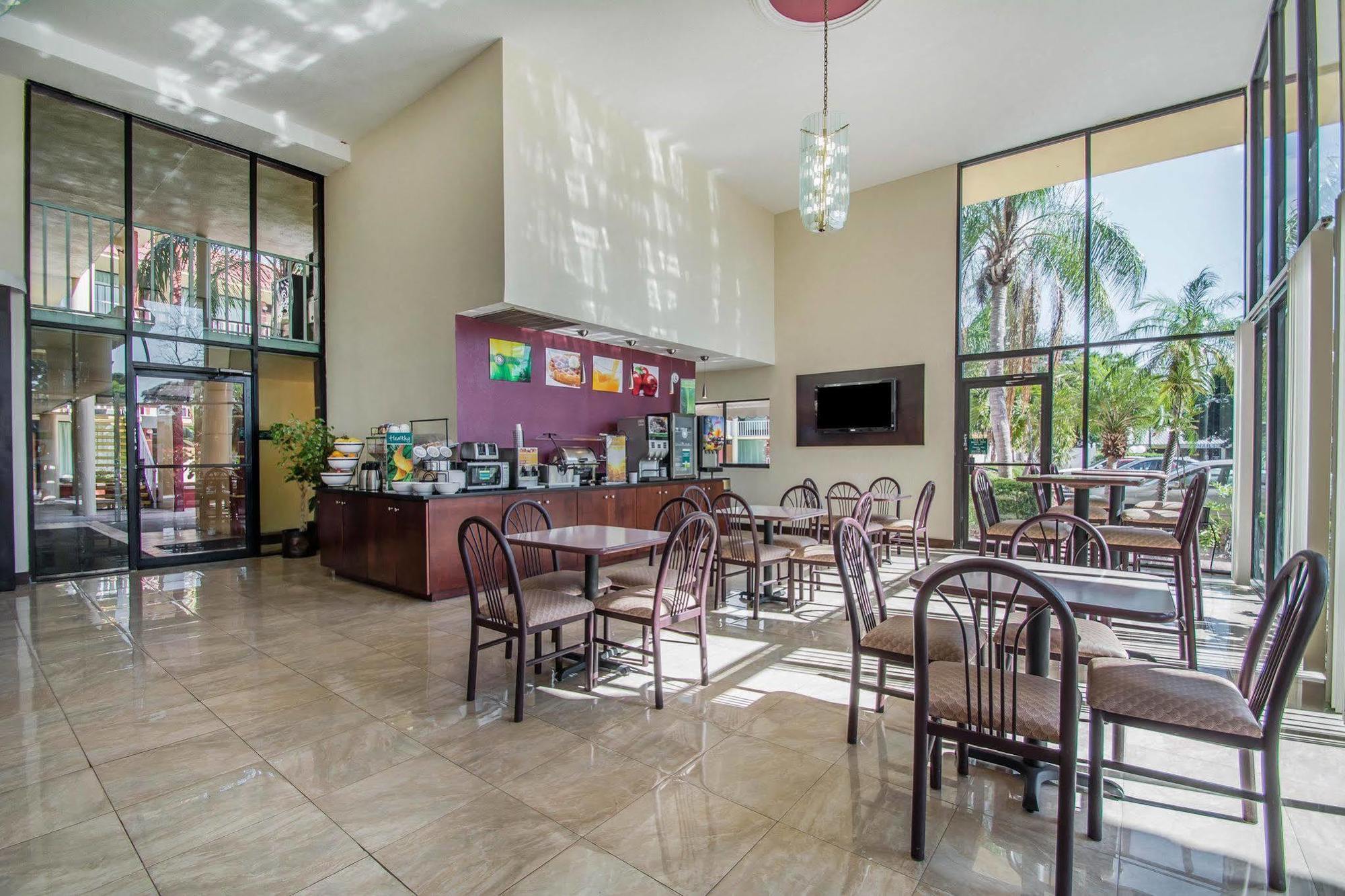 סיינט פיטרסברג Quality Inn & Suites At Tropicana Field מראה חיצוני תמונה