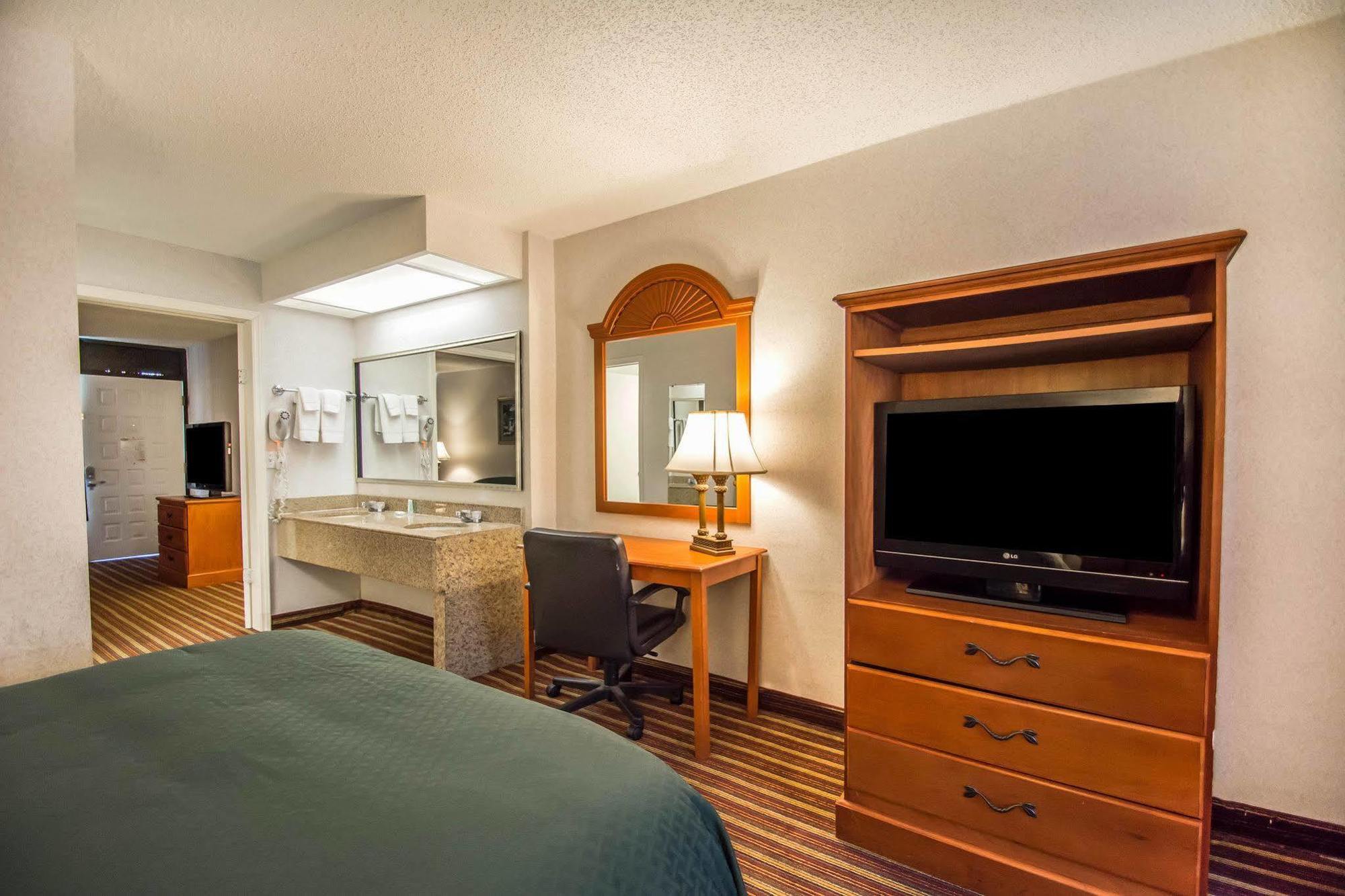 סיינט פיטרסברג Quality Inn & Suites At Tropicana Field מראה חיצוני תמונה