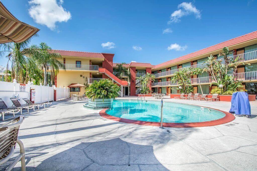 סיינט פיטרסברג Quality Inn & Suites At Tropicana Field מראה חיצוני תמונה
