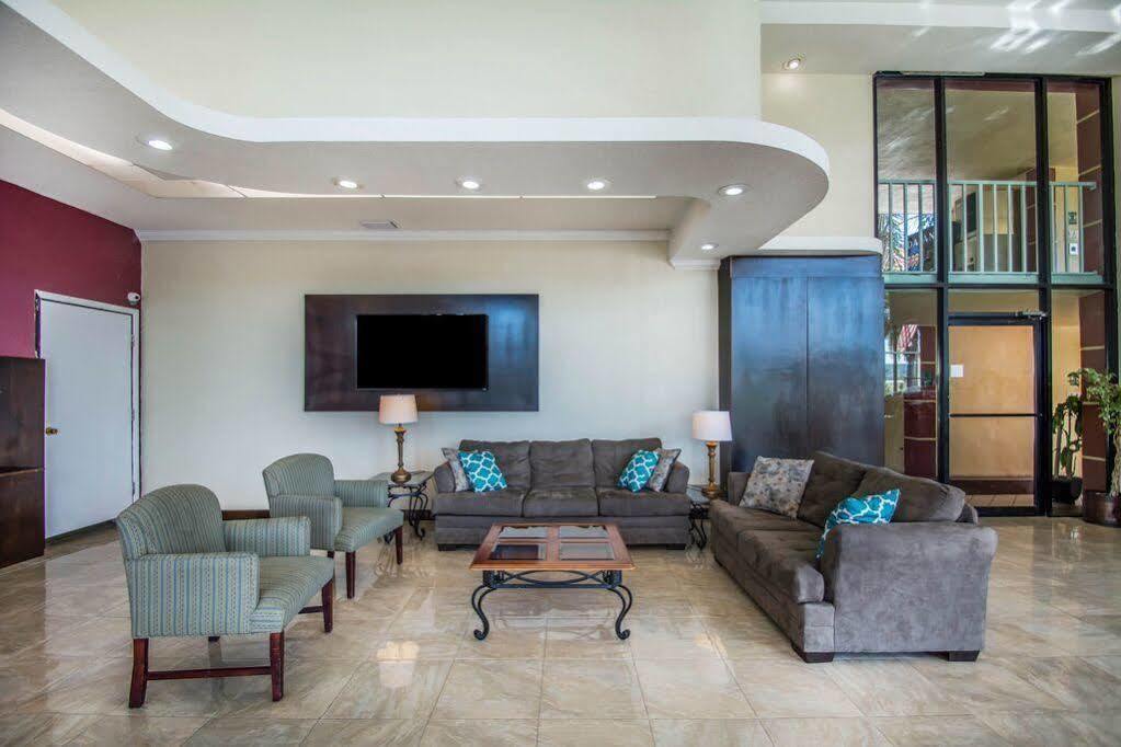 סיינט פיטרסברג Quality Inn & Suites At Tropicana Field מראה חיצוני תמונה