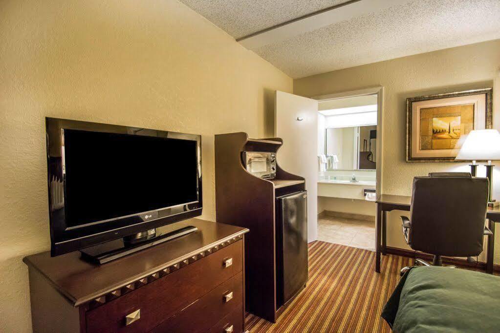 סיינט פיטרסברג Quality Inn & Suites At Tropicana Field מראה חיצוני תמונה