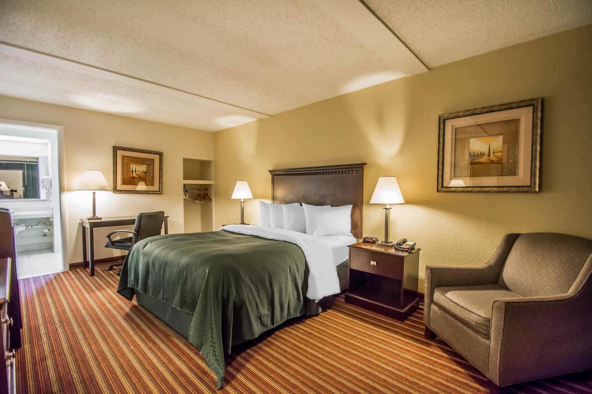 סיינט פיטרסברג Quality Inn & Suites At Tropicana Field מראה חיצוני תמונה